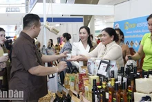 Un stand de Laos en la feria. (Fotografía: Nhan Dan)