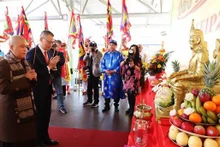 El Venerable Thich Thong Dat, abad de la Pagoda Phuc Lam, y el Embajador Vu Quang Minh colocaron ofrendas e inciensos a los Reyes Hung. (Fotografía: VNA)