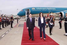 La ceremonia de bienvenida al presidente de la Asamblea Nacional de Vietnam, Vuong Dinh Hue, en el aeropuerto de Ezeiza en Buenos Aires. (Fotografía: VNA)