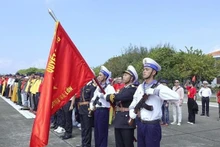 Vietnamitas en ultramar participan en una ceremonia de saludo a la bandera nacional. (Fotografía: VNA)