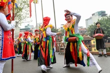 [Foto] Jóvenes de la aldea Trieu Khuc interpretan el antiguo baile capitalino “Con di danh bong”