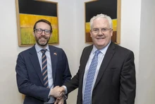 El embajador británico en Vietnam, Iain Frew (izquierda), y el profesor Gerry McCormac, vicerrector de la Universidad de Stirling. (Fotografía: Embajada del Reino Unido en Vietnam)