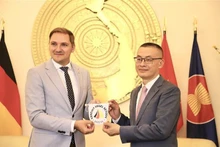 El secretario de Estado de Mecklemburgo-Pomerania Occidental, Patrick Dahlemann, y el embajador de Vietnam en Alemania, Vu Quang Minh. (Fotografía: VNA)