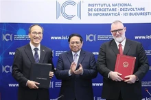 El primer ministro vietnamita, Pham Minh Chinh, presencia la firma del memorando de cooperación entre el Instituto Nacional de Investigación y Desarrollo en Informática de Rumania y el Instituto Nacional de Tecnología Digital y Transformación Digital de Vietnam. (Fotografía: VNA)