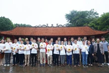 Los funcionarios del Servicio de Educación y Formación de Hanói y los estudiantes participantes en la IMSO 2022. (Fotografía: hanoimoi.com.vn)