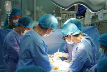 En la cirugía. (Fotografía: Hospital de Cho Ray)