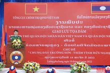 El general Luong Cuong habla en la cita. (Fotografía: Nhan Dan)