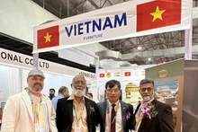 Representantes de Vietnam en la exposición. (Fotografía: VNA)