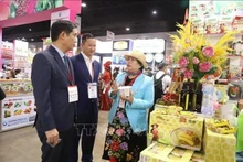 El embajador de Vietnam en Tailandia, Pham Viet Hung, visita el stand de una empresa vietnamita en la feria Thaifex-Anuga Asia 2025. (Fotografía: VNA)