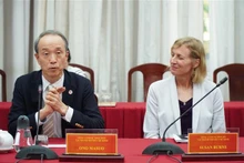 Los cónsules generales de Japón y Estados Unidos. (Fotografía: VNA)