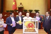 El secretario general Nguyen Phu Trong y otros dirigentes del Partido y del Estado emiten votos de confianza. (Fotografía: VNA)