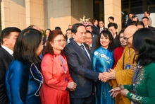 El presidente de la Asamblea Nacional de Vietnam, Tran Thanh Man, y los delegados. (Fotografía: Nhan Dan)