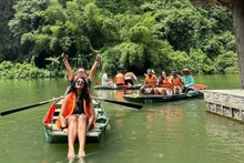 Turistas extranjeros en el complejo paisajístico de Trang An, en la norteña provincia vietnamita de Ninh Binh. (Fotografía: Nhan Dan)