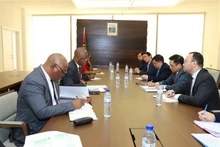 El viceministro de Agricultura y Desarrollo Rural de Vietnam Nguyen Quoc Tri sostiene en Maputo una reunión con su homólogo mozambiqueño Olegário dos Anjos Banze. (Fotografía: VNA)