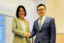 El embajador de Vietnam en Austria, Vu Le Thai Hoang, y Claudia Reinprecht, embajadora de Tecnología del Ministerio de Relaciones Exteriores de Austria. (Fotografía: VNA)