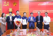 Líderes de la Junta Directiva de la Zona Económica Provincial entregan el certificado de inversión a representantes de la empresa Gokin Solar, en febrero de 2024. (Fotografía: baoquangninh.vn)