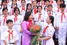 La vicepresidenta de Vietnam, Vo Thi Anh Xuan, se reúne con pioneros destacados de Ciudad Ho Chi Minh. (Fotografía: VNA)