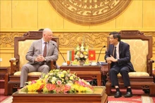 El secretario del Comité del Partido Comunista de Vietnam en Ninh Binh, Doan Minh Huan (derecha), recibe al presidente de la Asamblea Nacional de Bulgaria, Rossen Dimitrov Jeliazkov. (Fotografía: VNA)