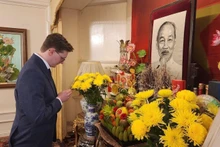 Kyril Whittaker, investigador sobre historia y política vietnamita y miembro del Partido Comunista de Gran Bretaña, rinde tributo al Presidente Ho Chi Minh. (Fotografía: VNA)