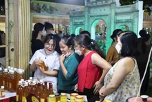 Residentes del distrito de Dong Anh visitan la feria. (Fotografía: hanoimoi.com.vn)