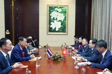El presidente de la Asamblea Nacional de Vietnam, Tran Thanh Man, se reúne con su homólogo tailandés, Wan Muhamad Noor Matha. (Fotografía: VNA)