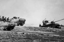 El Cuerpo 1 atraviesa la carretera 16 para avanzar a liberar Saigón. (Foto: Archivo/VNA)