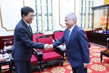 El presidente del Comité Central del Frente de la Patria de Vietnam, Do Van Chien (derecha), recibe al primer secretario del Comité Central de la Liga de la Juventud Comunista de China, A Dong. (Fotografía: daidoanket.vn)