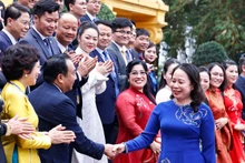 La presidenta interina de Vietnam, Vo Thi Anh Xuan, y representantes de la Asociación de Jóvenes Empresarios del país. (Fotografía: VNA)
