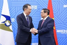 El primer ministro de Vietnam, Pham Minh Chinh (derecha), recibe al presidente del Consejo de la Comisión Económica Euroasiática, Bakytzhan Sagintayev. (Fotografía: VNA)