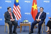 El primer ministro de Vietnam, Pham Minh Chinh, sostiene un encuentro con el ministro de Economía de Malasia, Rafizi Ramli. (Fotografía: VNA)