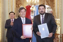 En el marco de una visita oficial a Argentina, el presidente de la Asamblea Nacional de Vietnam, Vuong Dinh Hue, presencia la entrega del acuerdo de asistencia jurídica mutua en materia penal entre Vietnam y Argentina. (Fotografía: VNA)