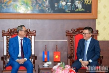 [Foto] Dirigente de Nhan Dan recibe a delegados del Club de Periodistas de Camboya