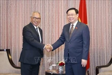 El presidente de la Asamblea Nacional de Vietnam, Vuong Dinh Hue, recibe al vicepresidente de Ciputra, Budiarsa Sastrawinata,. (Fotografía: VNA)