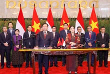 El presidente de la Asamblea Nacional de Vietnam, Vuong Dinh Hue, y la titular de la Cámara de Representantes de Indonesia, Puan Maharani, en la conferencia de prensa. (Fotografía: VNA)