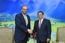 El primer ministro de Vietnam, Pham Minh Chinh (derecha), recibe al presidente del Comité de Medios y Arbitrios de la Cámara de Representantes de Estados Unidos, Jason Smith. (Fotografía: Nhan Dan)