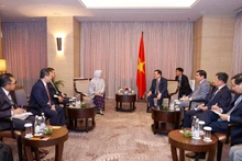 El presidente de la Asamblea Nacional de Vietnam, Vuong Dinh Hue, se reúne con la titular de la Junta de Auditoría de Indonesia, Isma Yatun. (Fotografía: VNA)