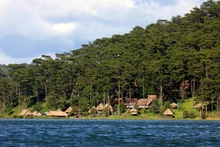 Lago de Vietnam entre áreas turísticas típicas de Asia-Pacífico