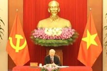 El secretario general del Partido Comunista de Vietnam, Nguyen Phu Trong, sostiene conversaciones telefónicas con el presidente del Partido Popular de Camboya (PPC) y el primer ministro Samdech Techo Hun Sen. (Fotografía: VNA)