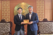 Entrega de un regalo de recuerdo a Shinoda Takanobu, subjefe de la Oficina de Representación de la JICA en Vietnam. (Fotografía: cadn.com.vn)