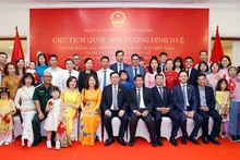 El presidente de la Asamblea Nacional de Vietnam, Vuong Dinh Hue, se reúne con la comunidad de connacionales en Indonesia. (Fotografía: VNA)