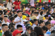 [Foto] Alumnos vietnamitas dan bienvenida al nuevo año escolar