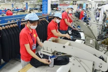 Producción de prendas de vestir para exportación en la Corporación Textil May 10. (Fotografía: hanoimoi.vn)