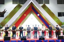 El embajador vietnamita en Laos, Nguyen Ba Hung, y los delegados cortan la cinta de inauguración. (Fotografía: VNA)