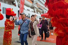 Primeros cruceristas al puerto de Ha Long en el Tet. (Fotografía: laodong.vn)