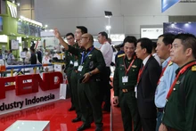 La delegación vietnamita visita la exposición. (Fotografía: VNA)