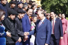 El presidente de Vietnam, Nguyen Xuan Phuc, y personas prestigiosas en la provincia de Ha Giang. (Fotografía: VNA)
