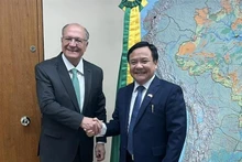 El embajador vietnamita Bui Van Nghi y el vicepresidente brasileño, Geraldo Alckmin. (Fotografía: VNA)