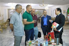 El consejero comercial vietnamita Hoang Duc Nhuan (derecha) en el simposio. (Fotografía: VNA)