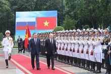 El presidente de Vietnam, To Lam, y su homólogo ruso, Vladimir Putin, pasan revista a la guardia de honor del Ejército Popular de Vietnam. (Fotografía: VNA)