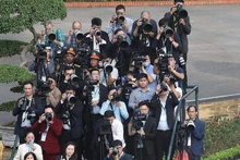 Reporteros participan en la ceremonia de bienvenida al secretario general del Partido Comunista de China y presidente de ese país, Xi Jinping, en Hanói en diciembre de 2023. (Fotografía: VNA)